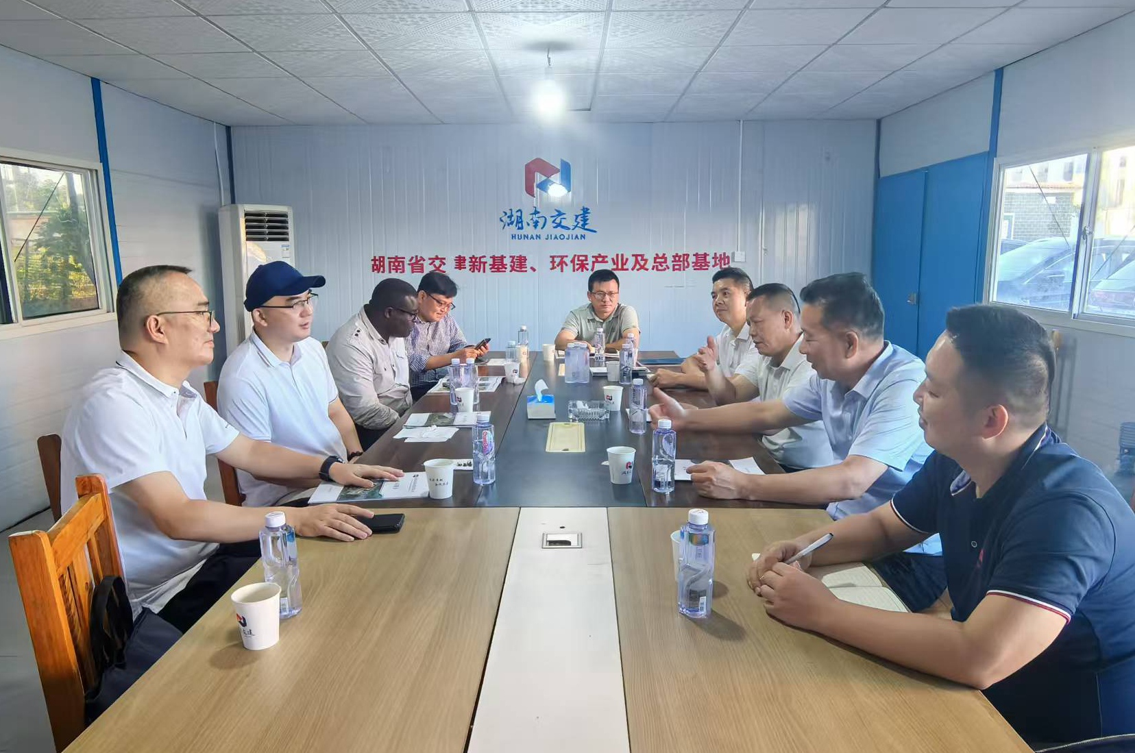 株洲高新區(qū)黨工委副書記、管委會主任劉智勇攜高新區(qū)經(jīng)濟合作局、湖南中焱時代科技有限公司蒞臨我司考察洽談，共謀合作發(fā)展新篇章